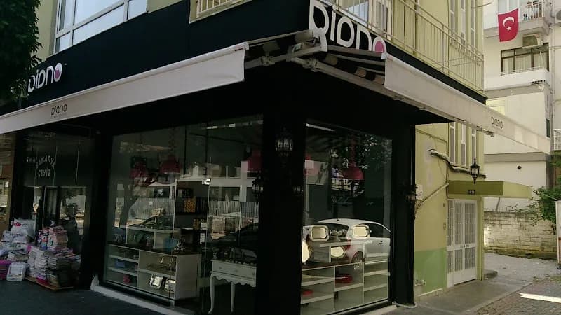 Piano Chocolate & Cafe kapak