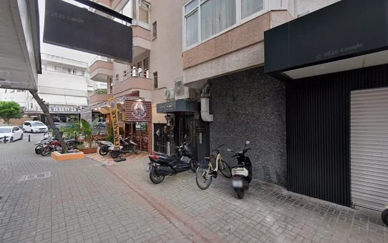 Fizyoterapist Kübra Öncü kapak