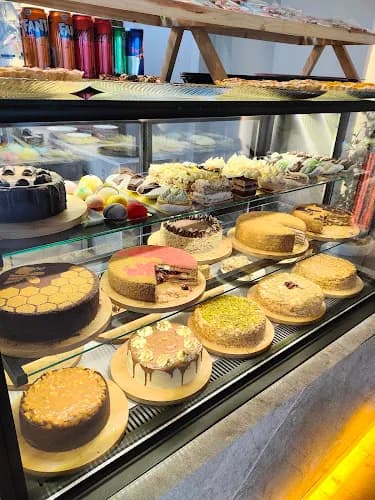 👉 Karamel Bakery Cafe Cakes & Coffee Alanya Mahmutlar kapak