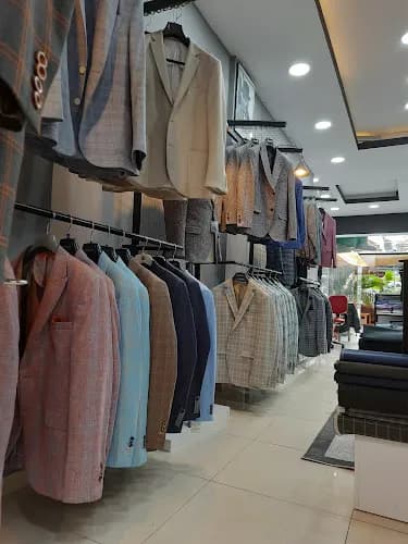 Goldene Nadel Maßschneiderei kapak